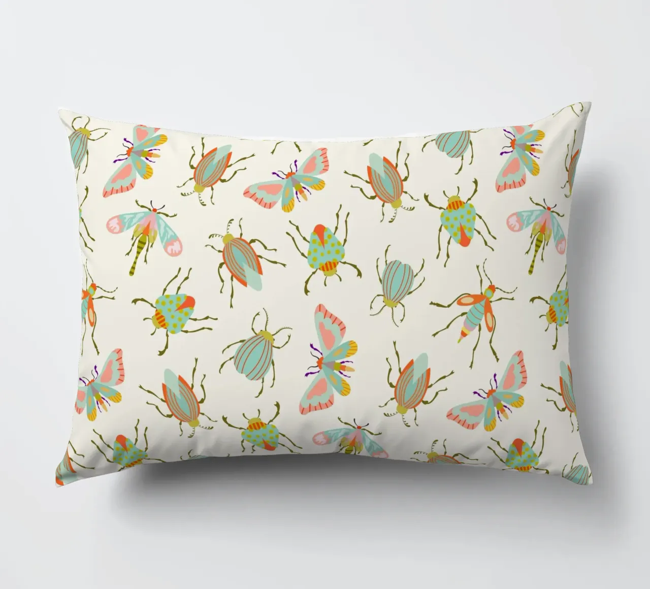 Insetti colorati su crema chiara cuscino da CoelfenArt