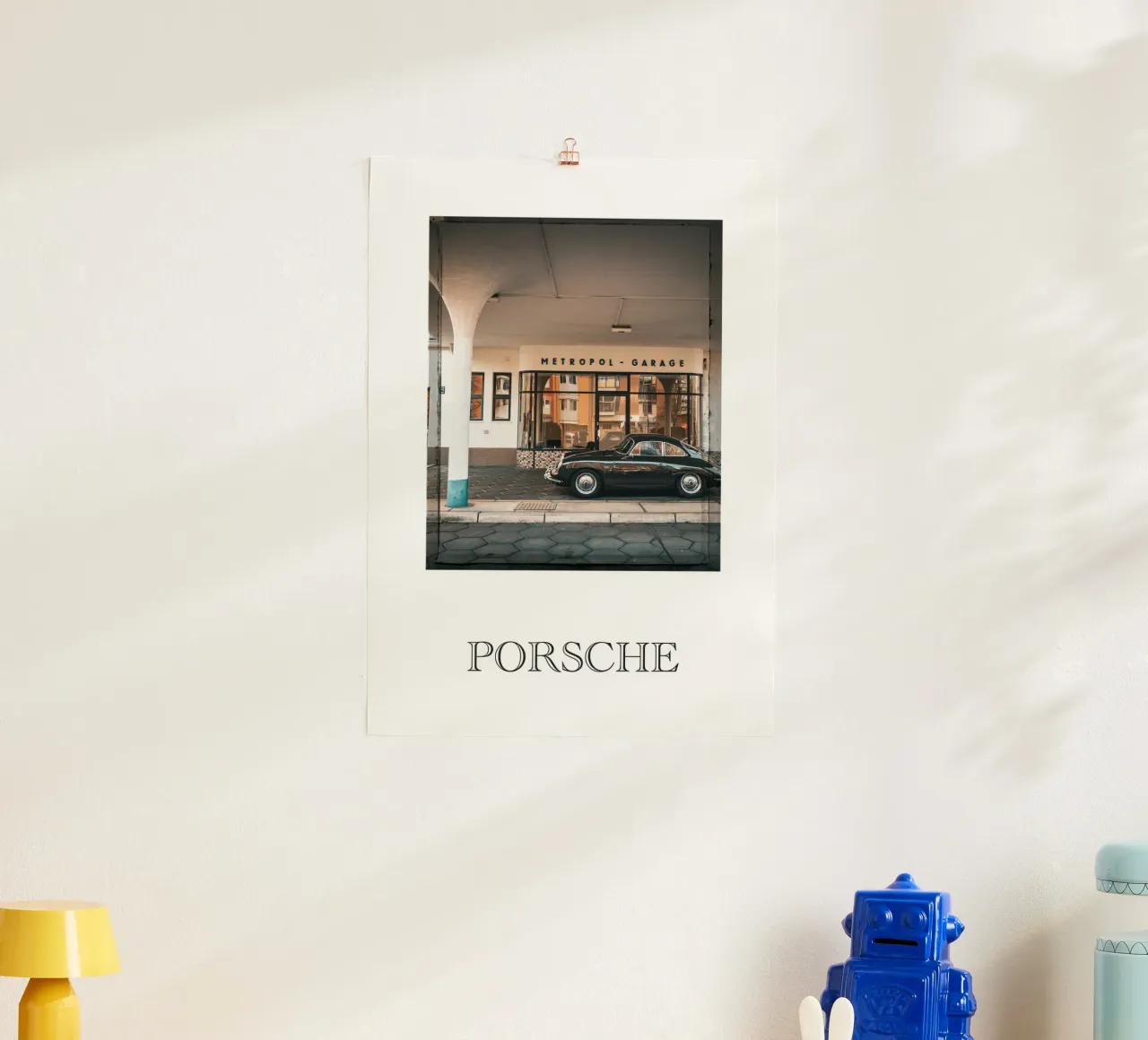 Porsche poster con telaio in plastica da Flo Klein