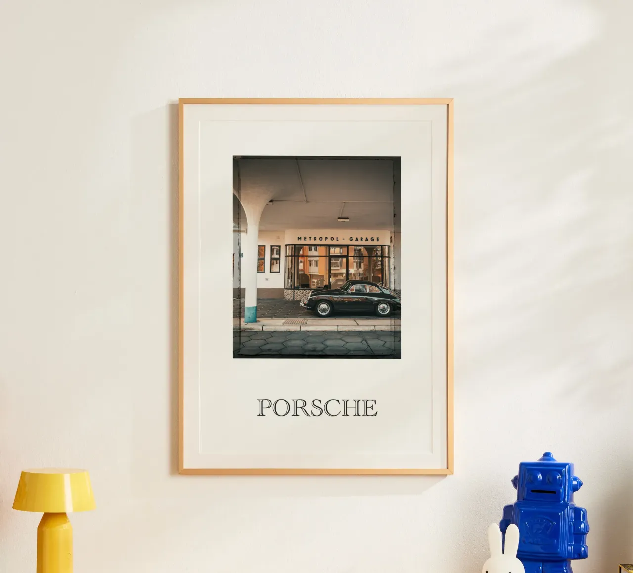 Porsche poster con telaio in plastica da Flo Klein