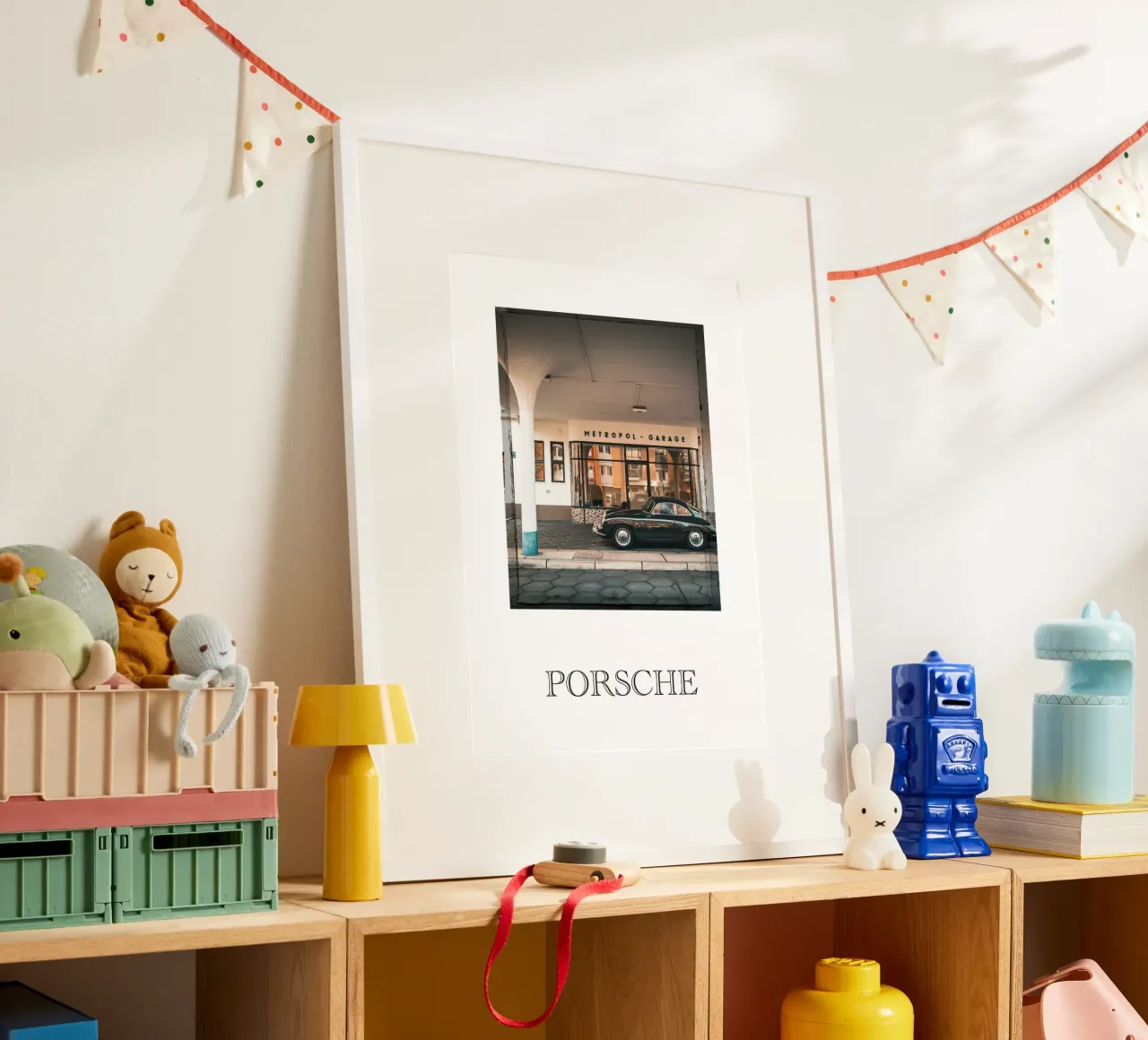 Porsche poster con telaio in plastica da Flo Klein