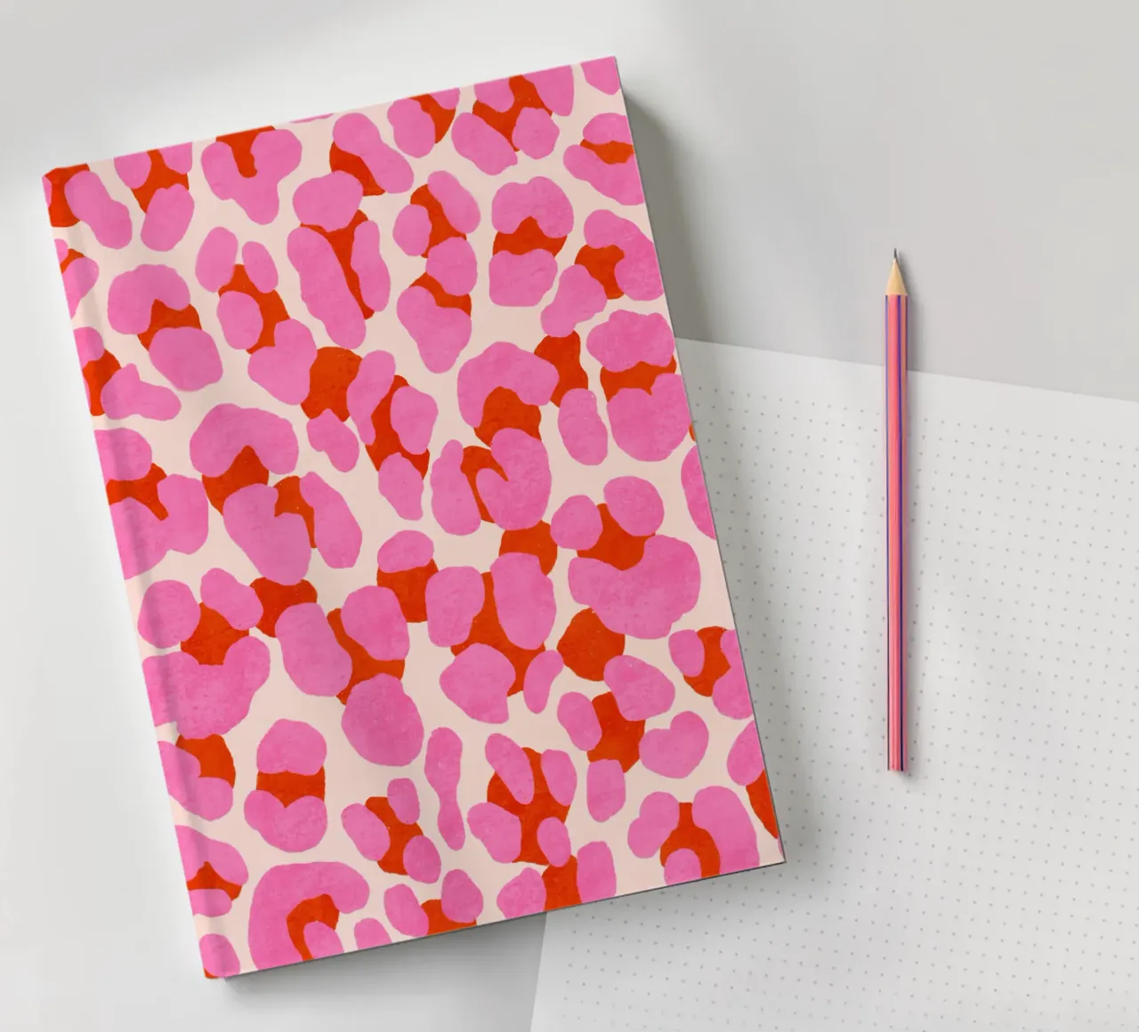 Leoparden-Muster. Modern in Pink, Rot und Abricot. Mit Herz. Notizbuch von CalliLetters