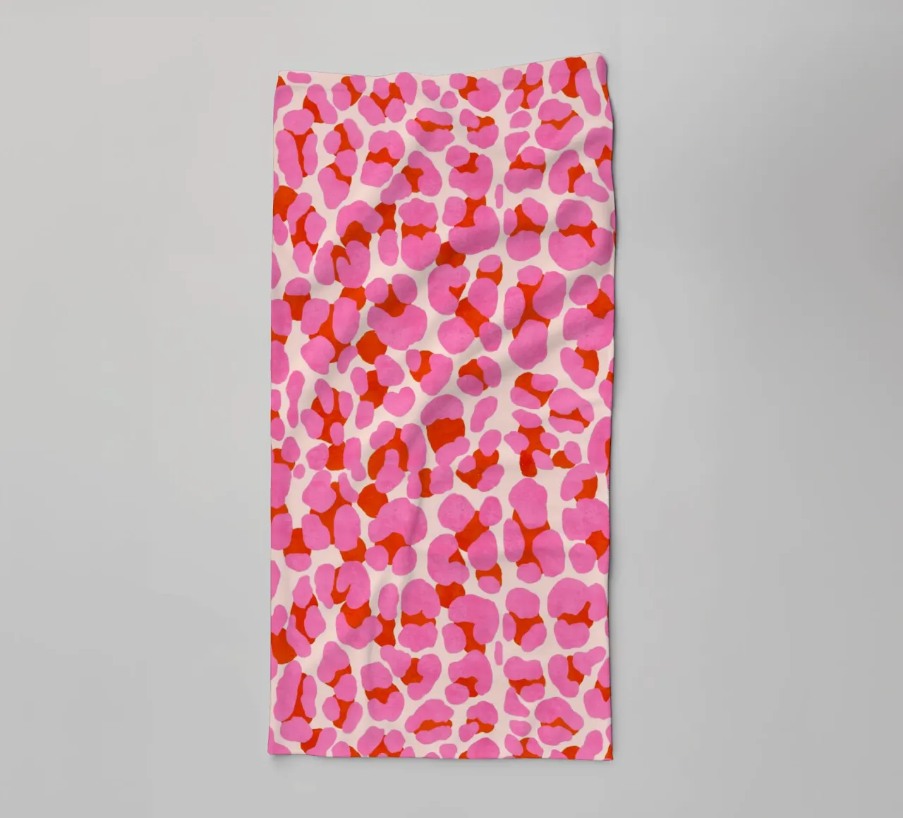 Leoparden-Muster. Modern in Pink, Rot und Abricot. Mit Herz. Handtuch von CalliLetters