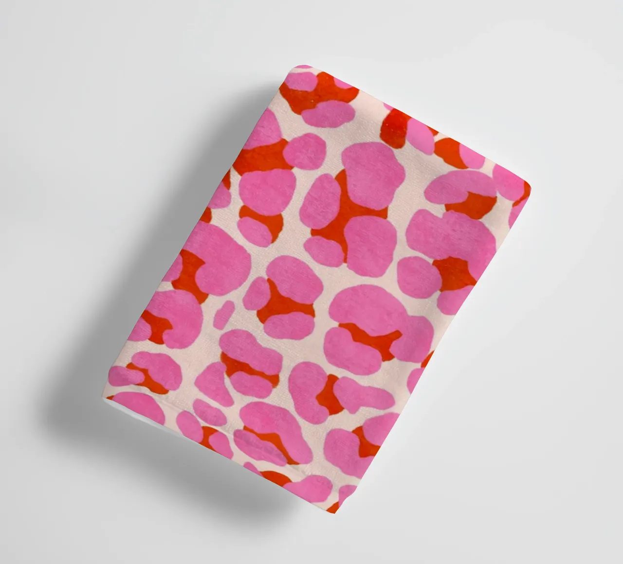 Leoparden-Muster. Modern in Pink, Rot und Abricot. Mit Herz. Handtuch von CalliLetters
