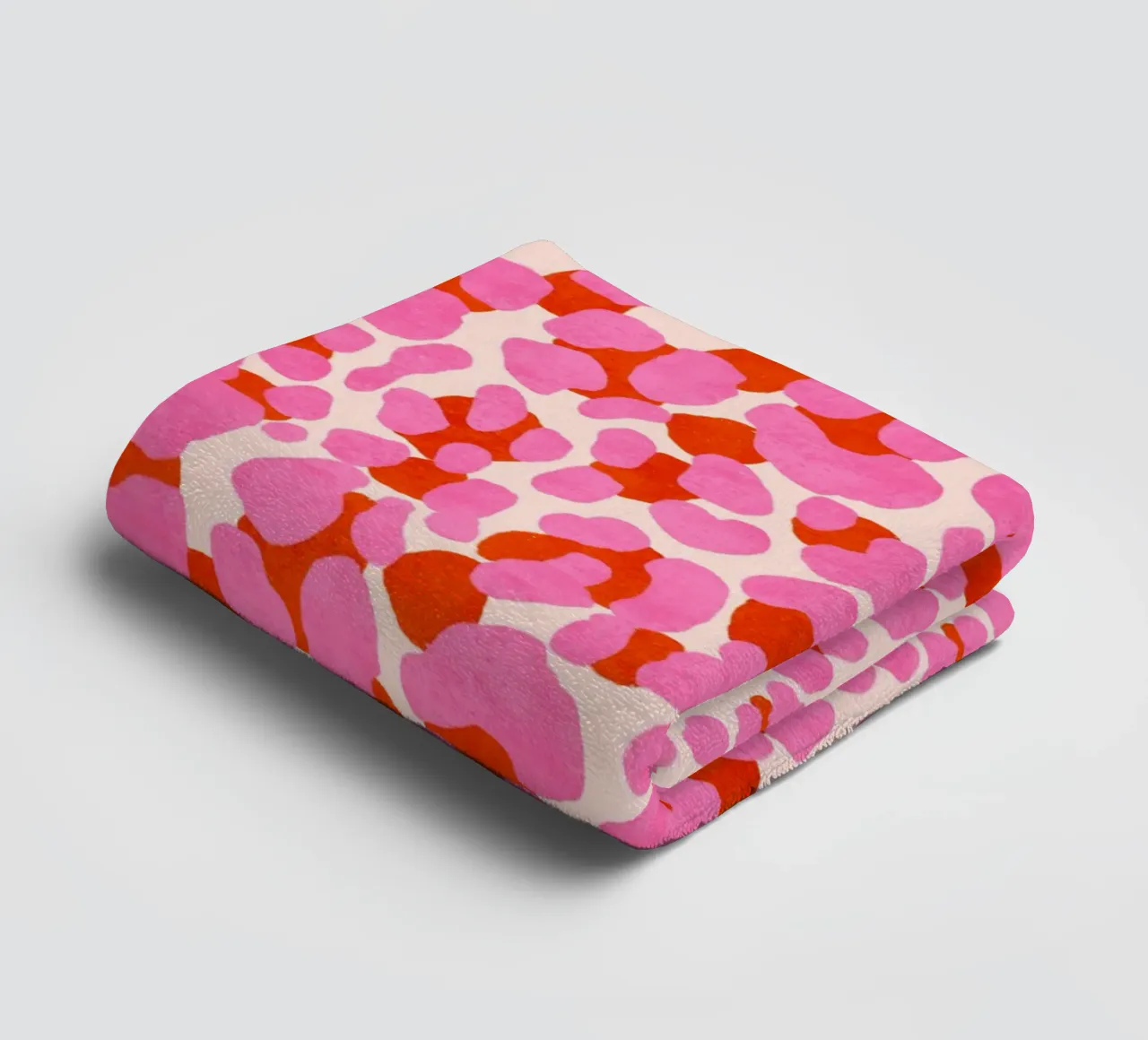 Leoparden-Muster. Modern in Pink, Rot und Abricot. Mit Herz. Handtuch von CalliLetters
