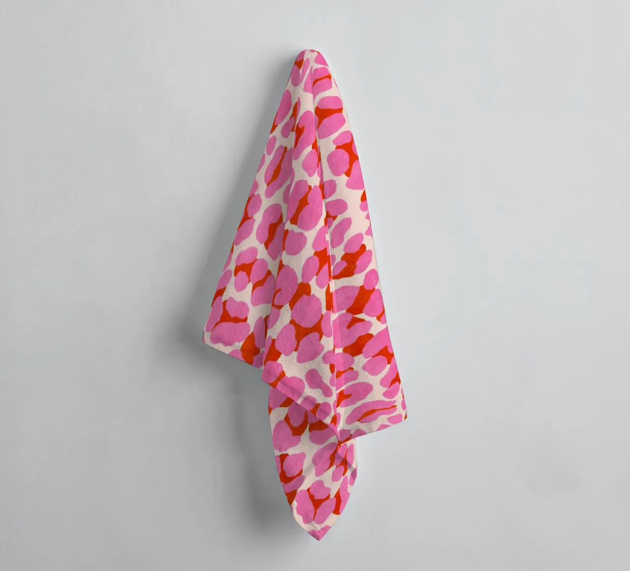 Leoparden-Muster. Modern in Pink, Rot und Abricot. Mit Herz. Handtuch von CalliLetters