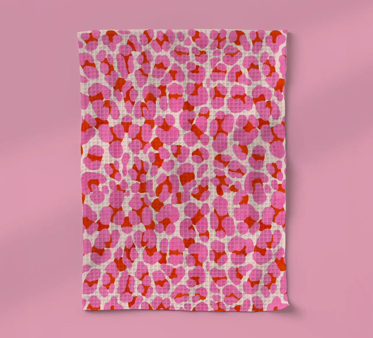 Motif léopard. Moderne en rose, rouge et abricot. Avec un cœur. torchon de CalliLetters