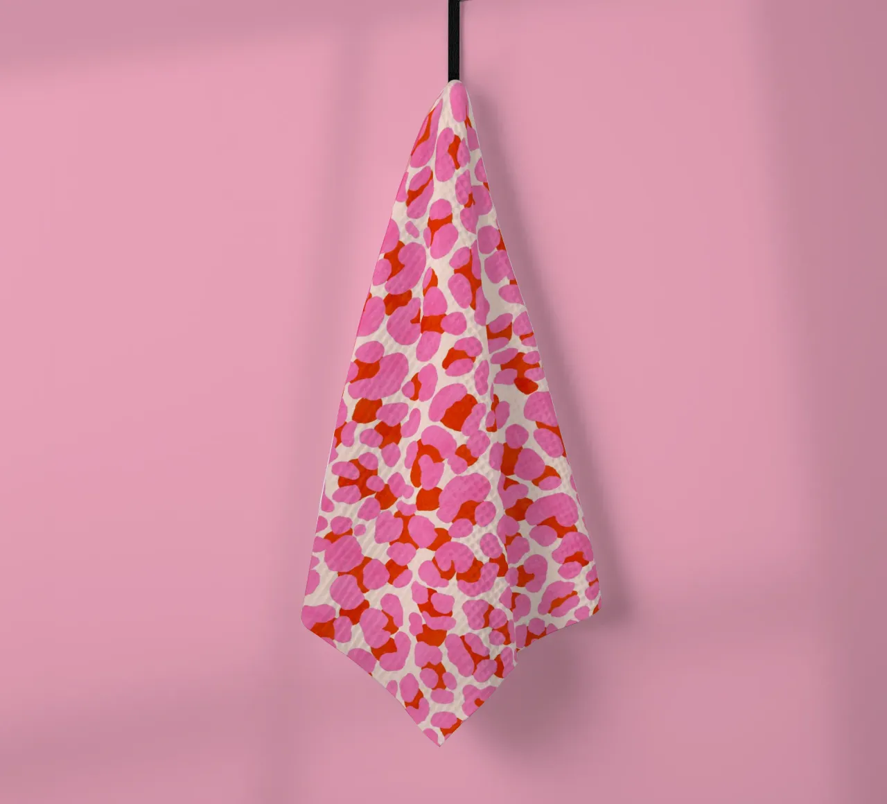 Motif léopard. Moderne en rose, rouge et abricot. Avec un cœur. torchon de CalliLetters