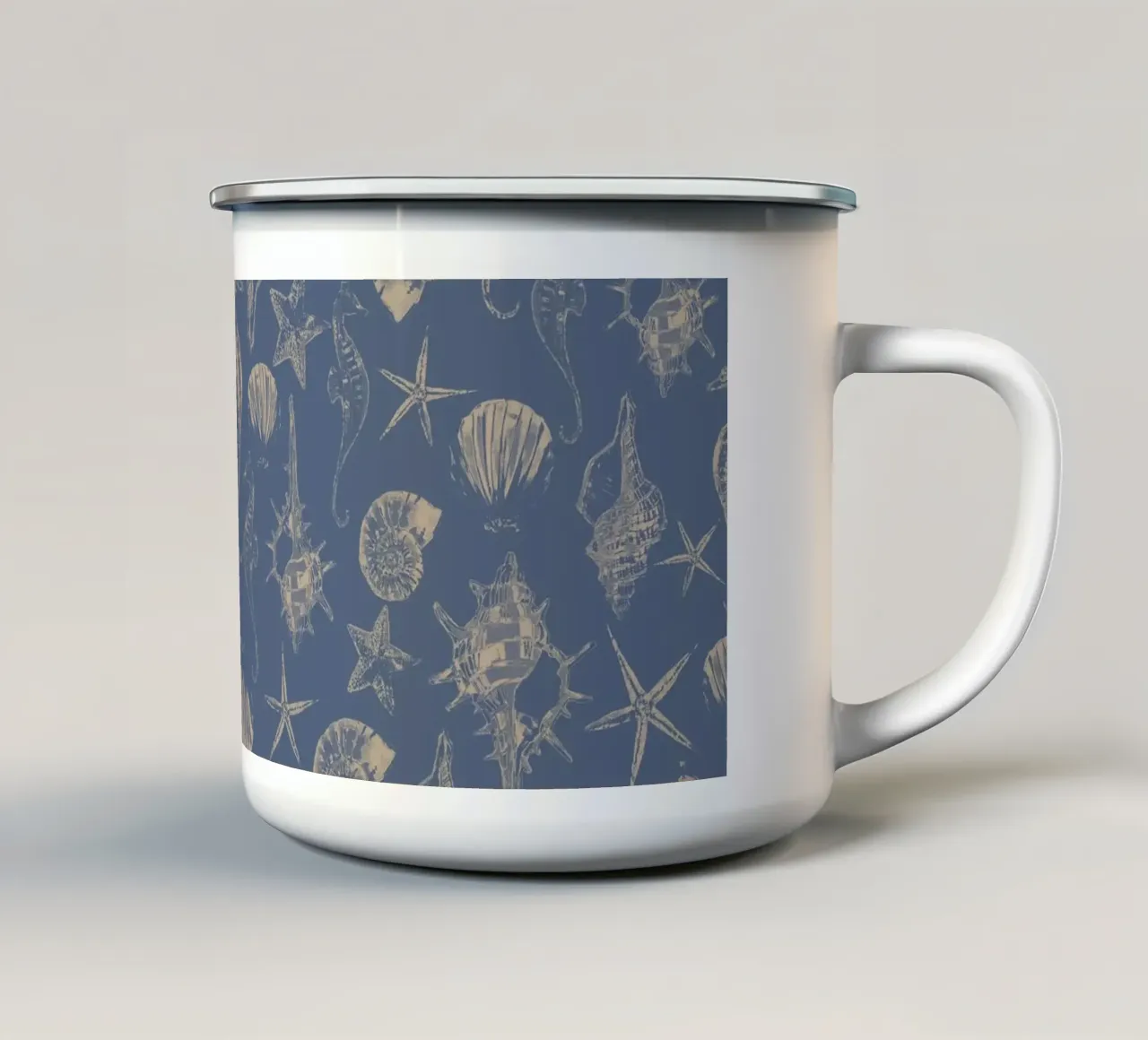 conchiglie blu e beige tazza in smalto da Art by Susana Miranda ilustración