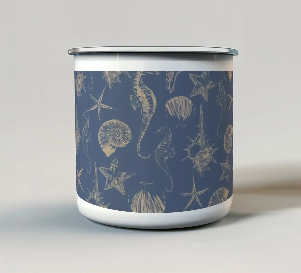 conchiglie blu e beige tazza in smalto da Art by Susana Miranda ilustración