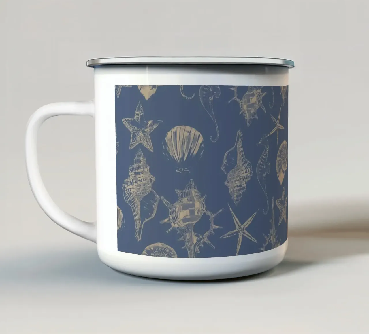 conchiglie blu e beige tazza in smalto da Art by Susana Miranda ilustración