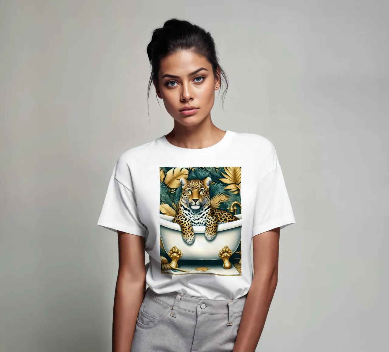 Leopardo in bagno t-shirt da ARTOMATIC