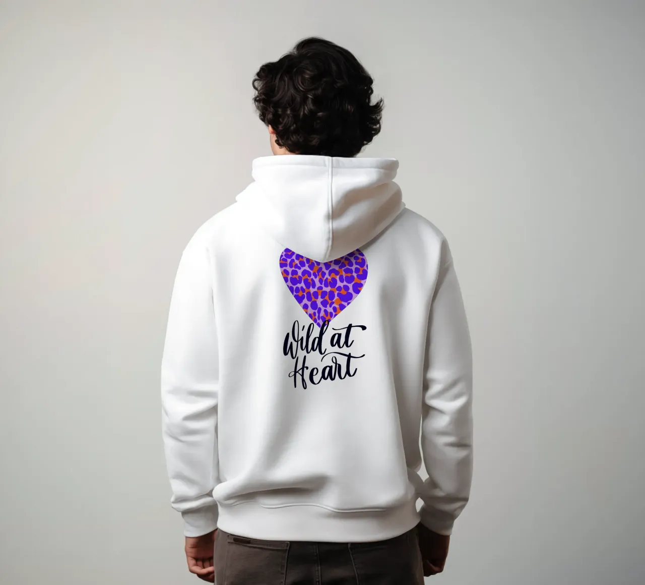 Corazón salvaje. Caligrafía a pincel con estampado leo sudadera con capucha de CalliLetters