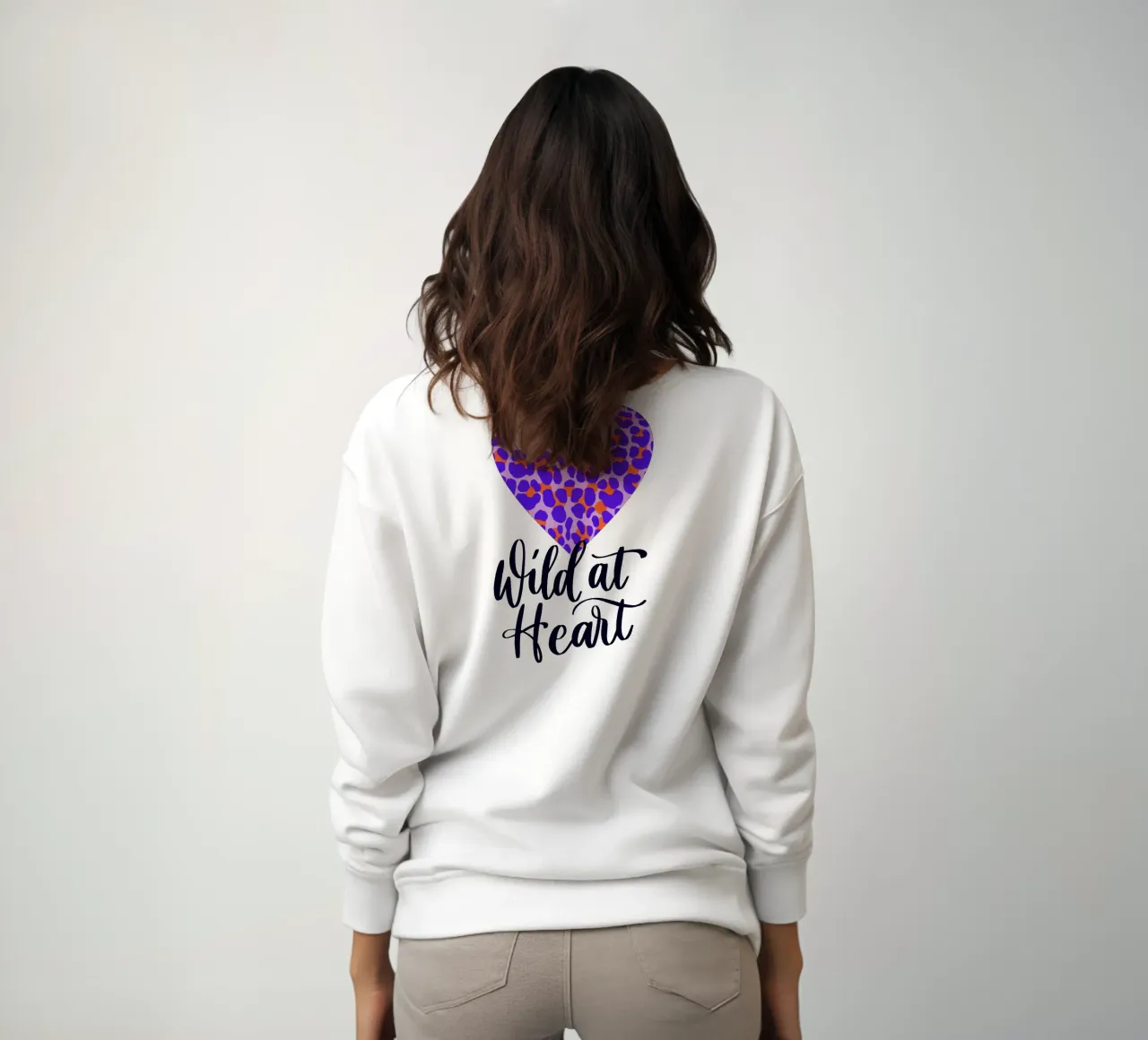 Corazón salvaje. Caligrafía a pincel con estampado leo sudadera de CalliLetters