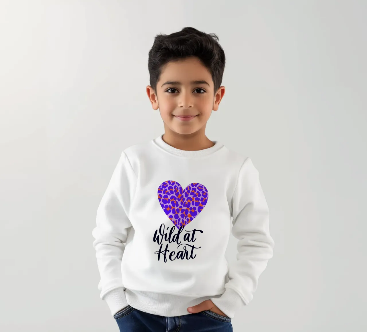 Corazón salvaje. Caligrafía a pincel con estampado leo sudadera para niño de CalliLetters