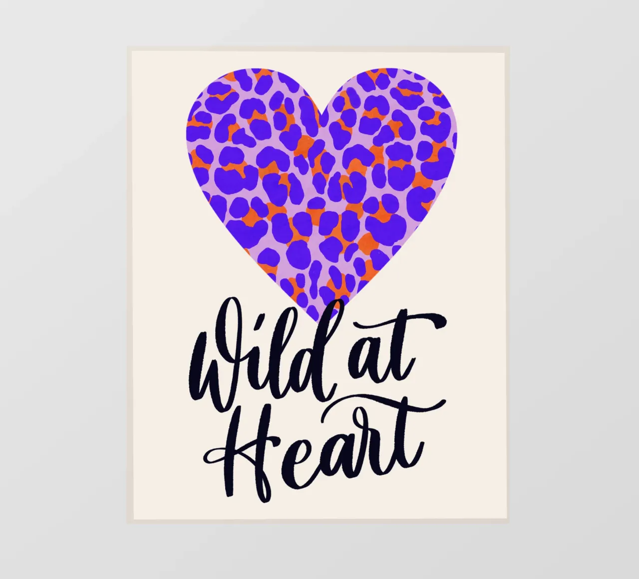 Wild at Heart (sauvage au cœur). Brush calligraphie avec motif imprimé Léo papier peint photo de CalliLetters