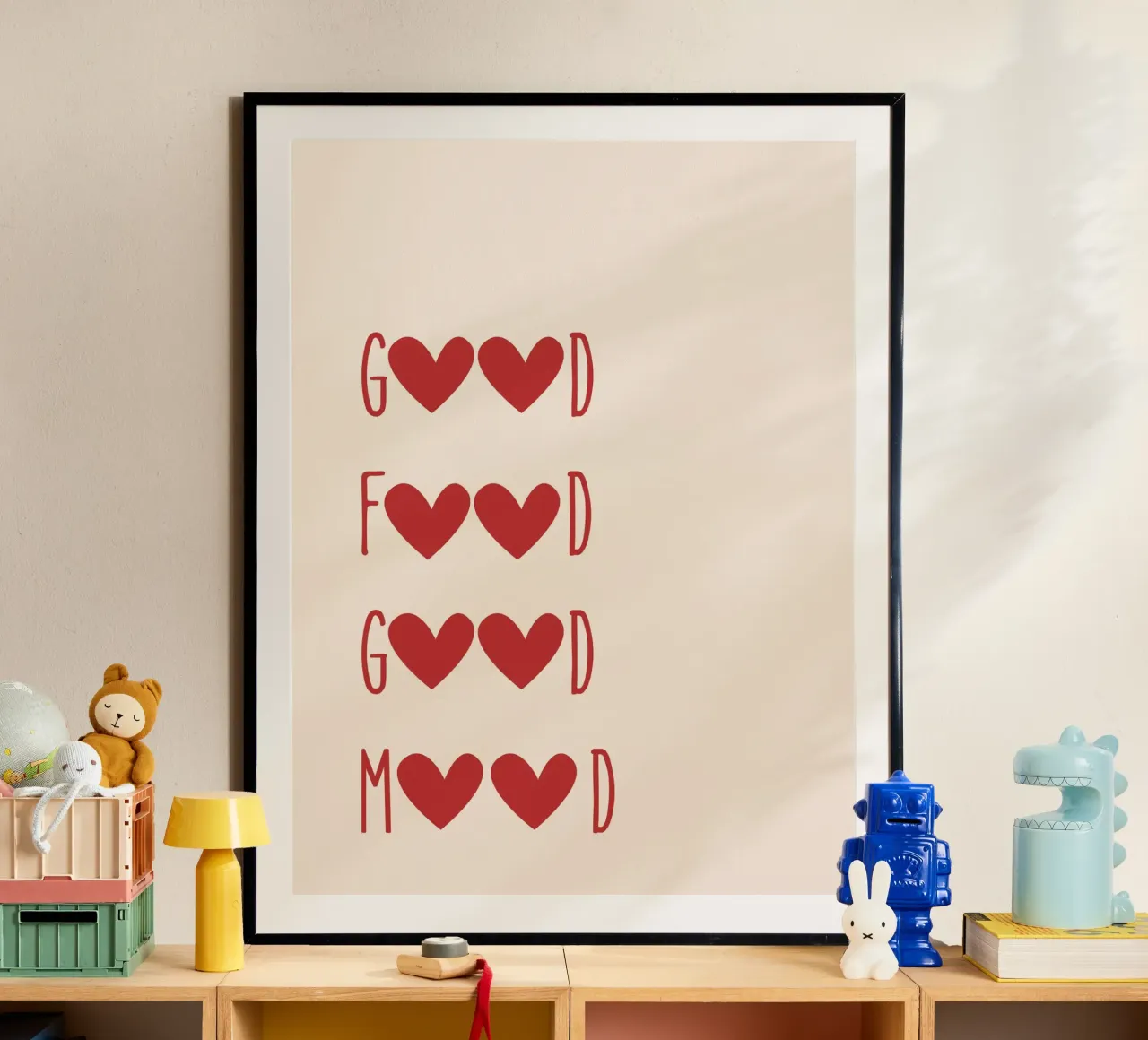 Buon cibo, buon umore - Citazione con cuori rosa rosso poster con telaio in plastica da Peaches Art Prints