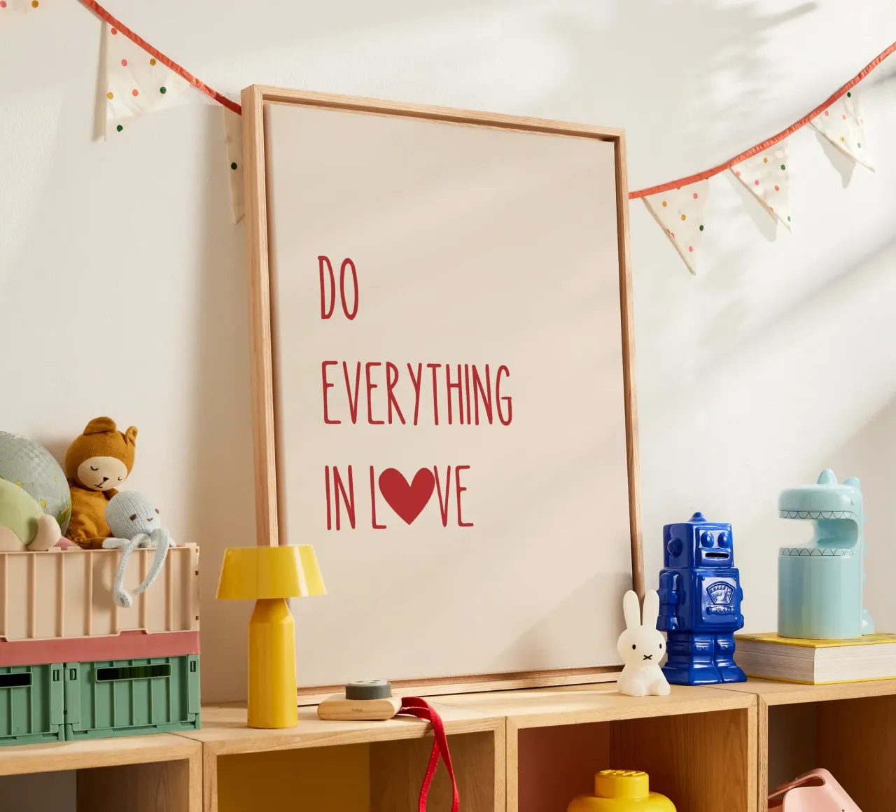 Tu alles mit Liebe - Zitat in Rot Leinwand mit Schattenfugenrahmen von Peaches Art Prints