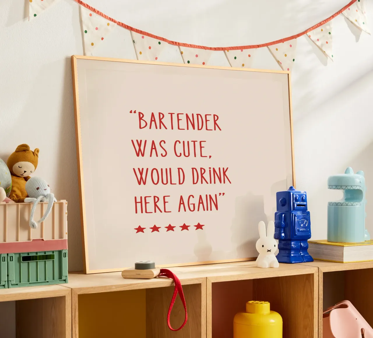 Bartender Was Cute, Minimalist Heart Red Funny Cocktails (Le barman était mignon, cœur minimaliste rouge) poster avec cadre en plastique de Peaches Art Prints