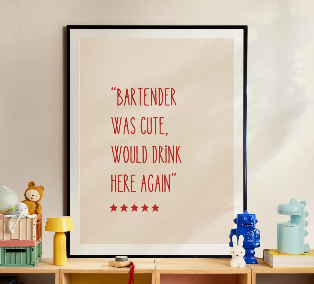 Bartender Was Cute, Minimalist Heart Red Funny Cocktails (Le barman était mignon, cœur minimaliste rouge) poster avec cadre en plastique de Peaches Art Prints