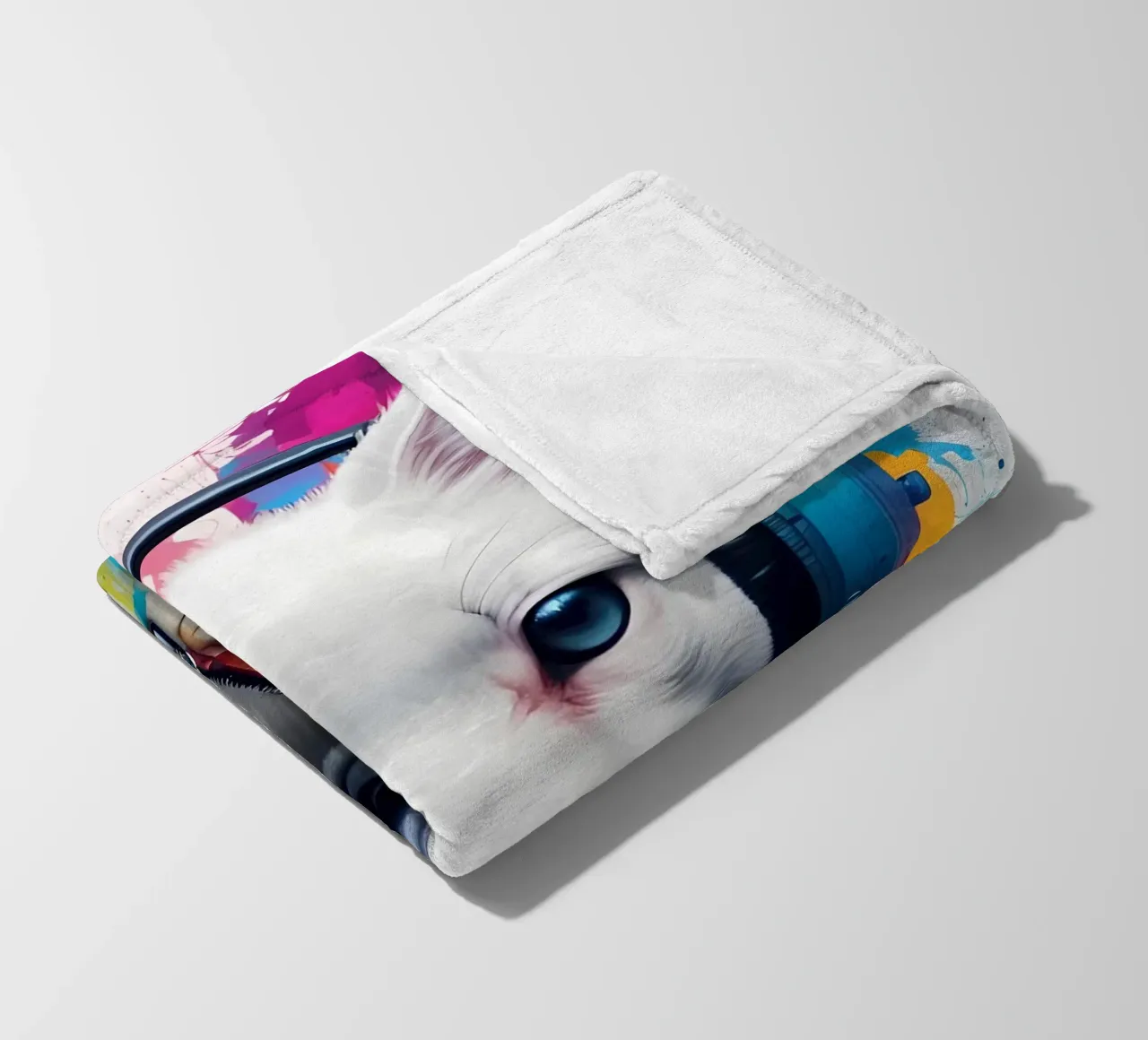 Bébé fox blanc dans un casque d'écoute plaid polaire de MakArena