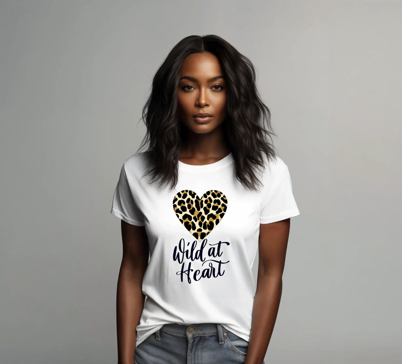 Wild van hart. Uitspraak met luipaardprint hart dames t-shirt getailleerd van CalliLetters