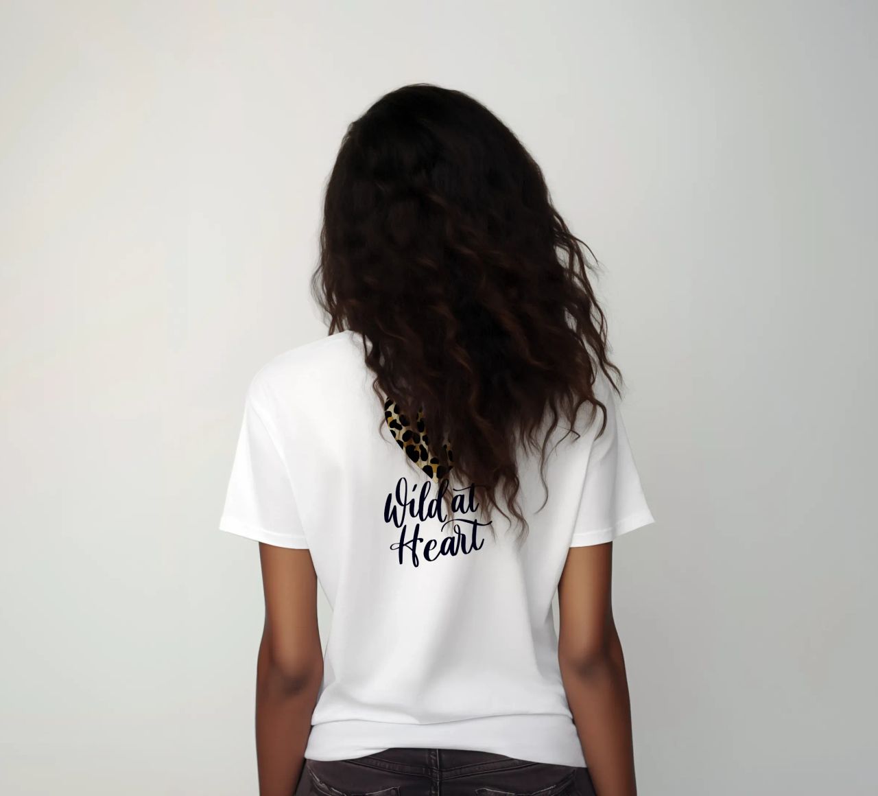 Wild van hart. Uitspraak met luipaardprint hart dames t-shirt getailleerd van CalliLetters