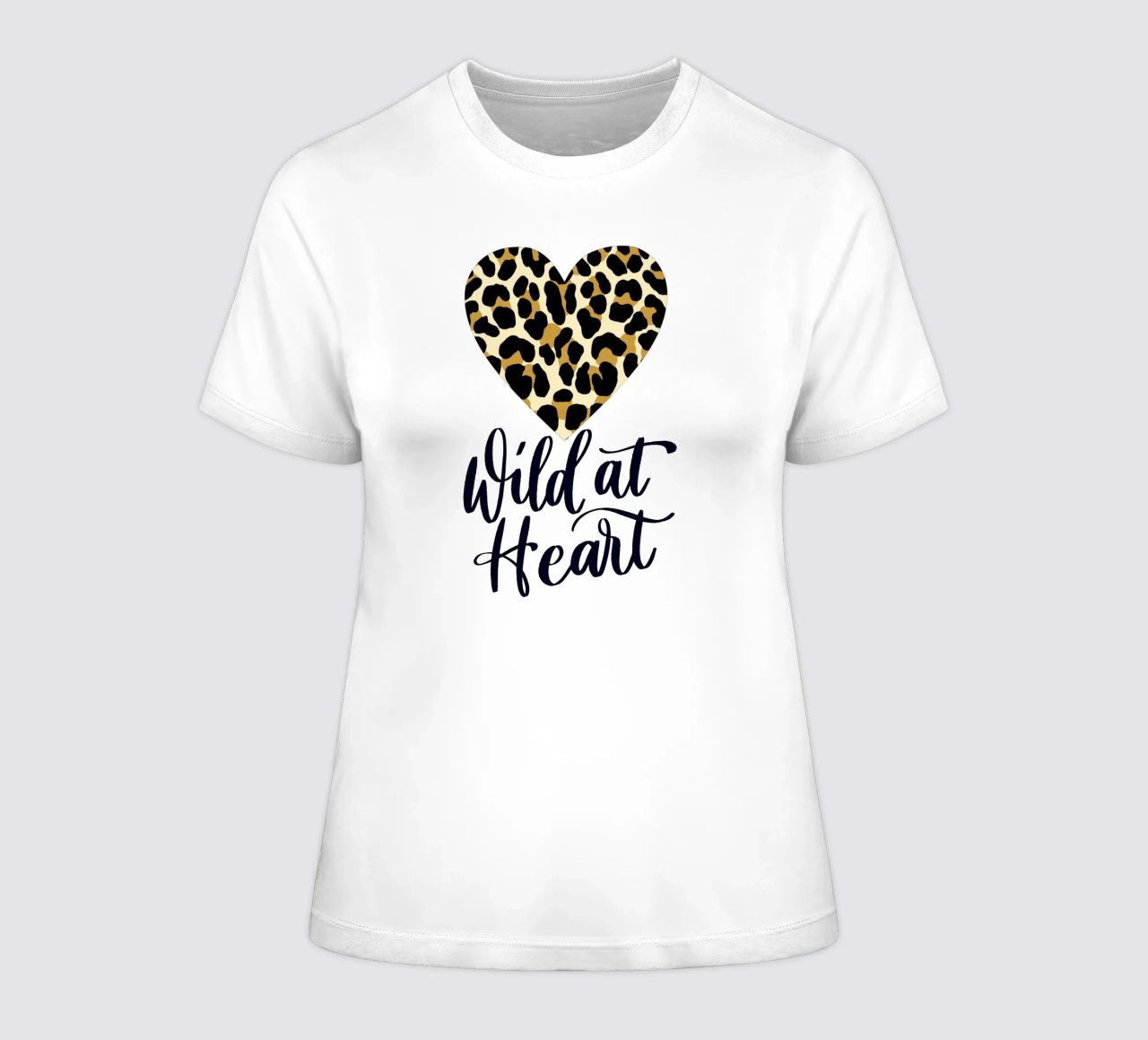 Wild van hart. Uitspraak met luipaardprint hart dames t-shirt getailleerd van CalliLetters