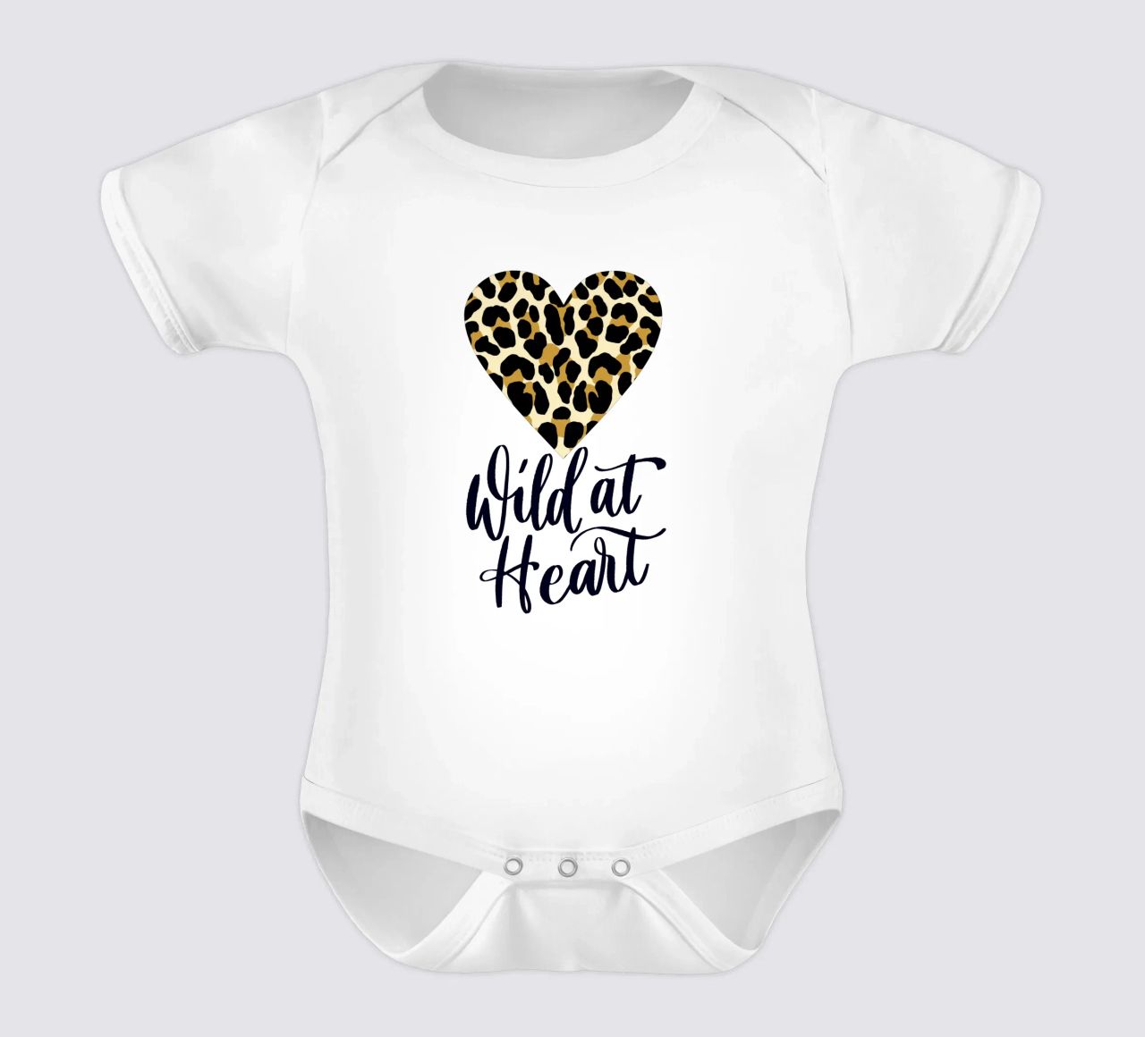 Wild at heart (sauvage au cœur). Slogan avec cœur à motif léopard body bébé de CalliLetters