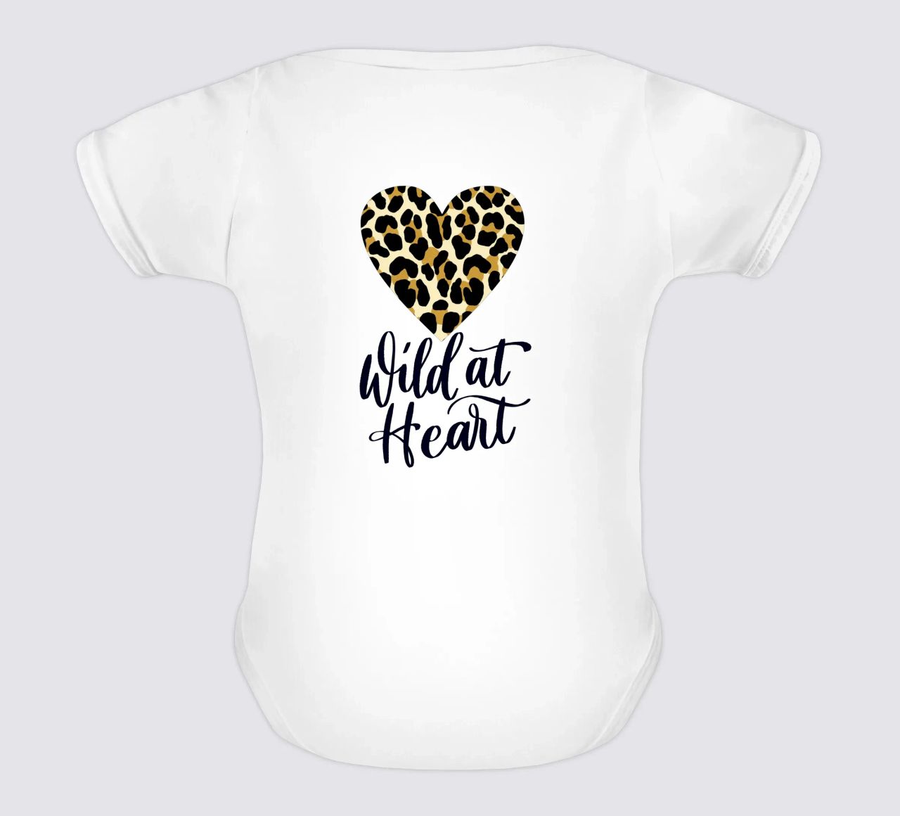 Wild at heart (sauvage au cœur). Slogan avec cœur à motif léopard body bébé de CalliLetters