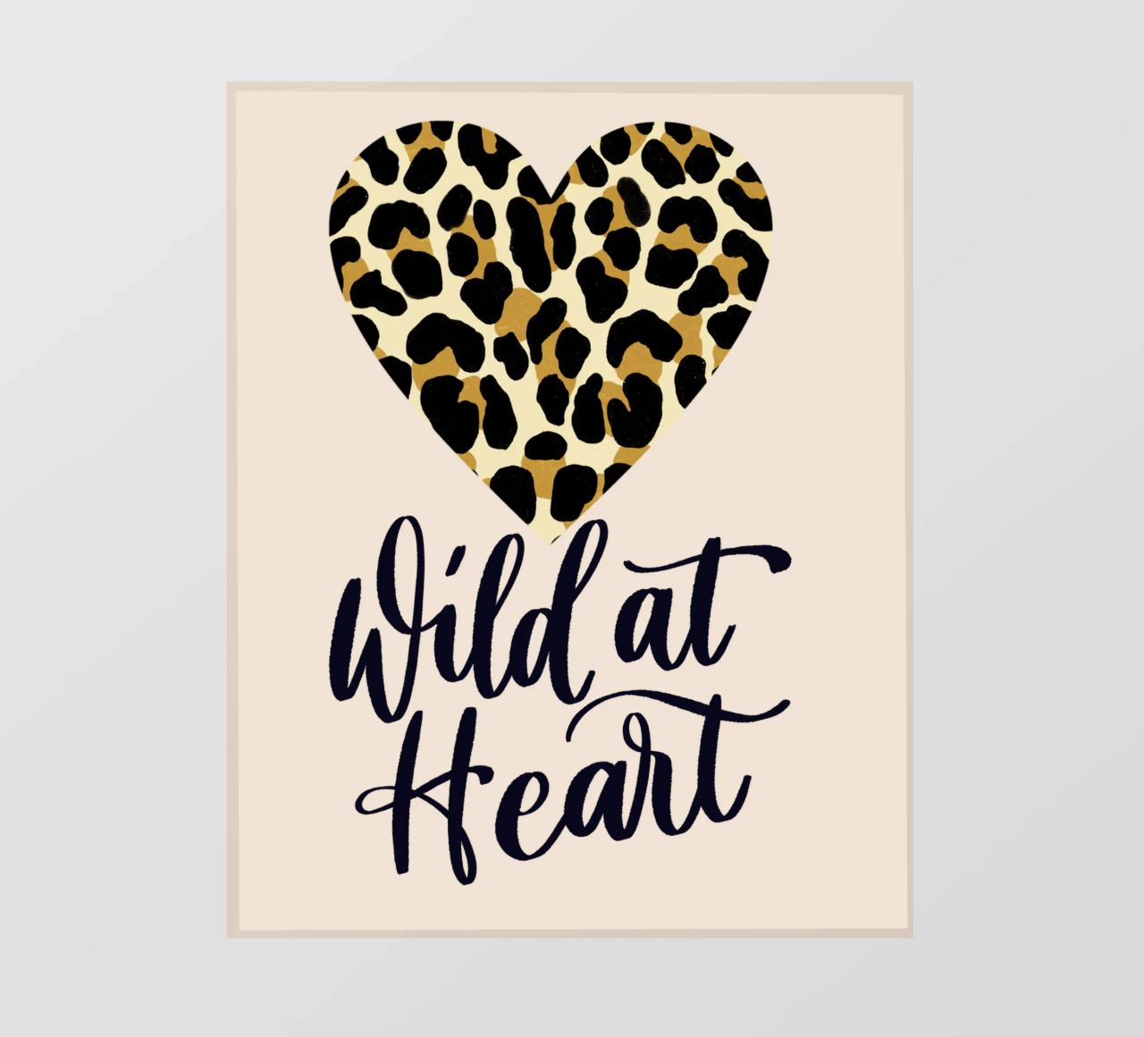 Wild at heart (sauvage au cœur). Slogan avec cœur à motif léopard bâche pvc de CalliLetters