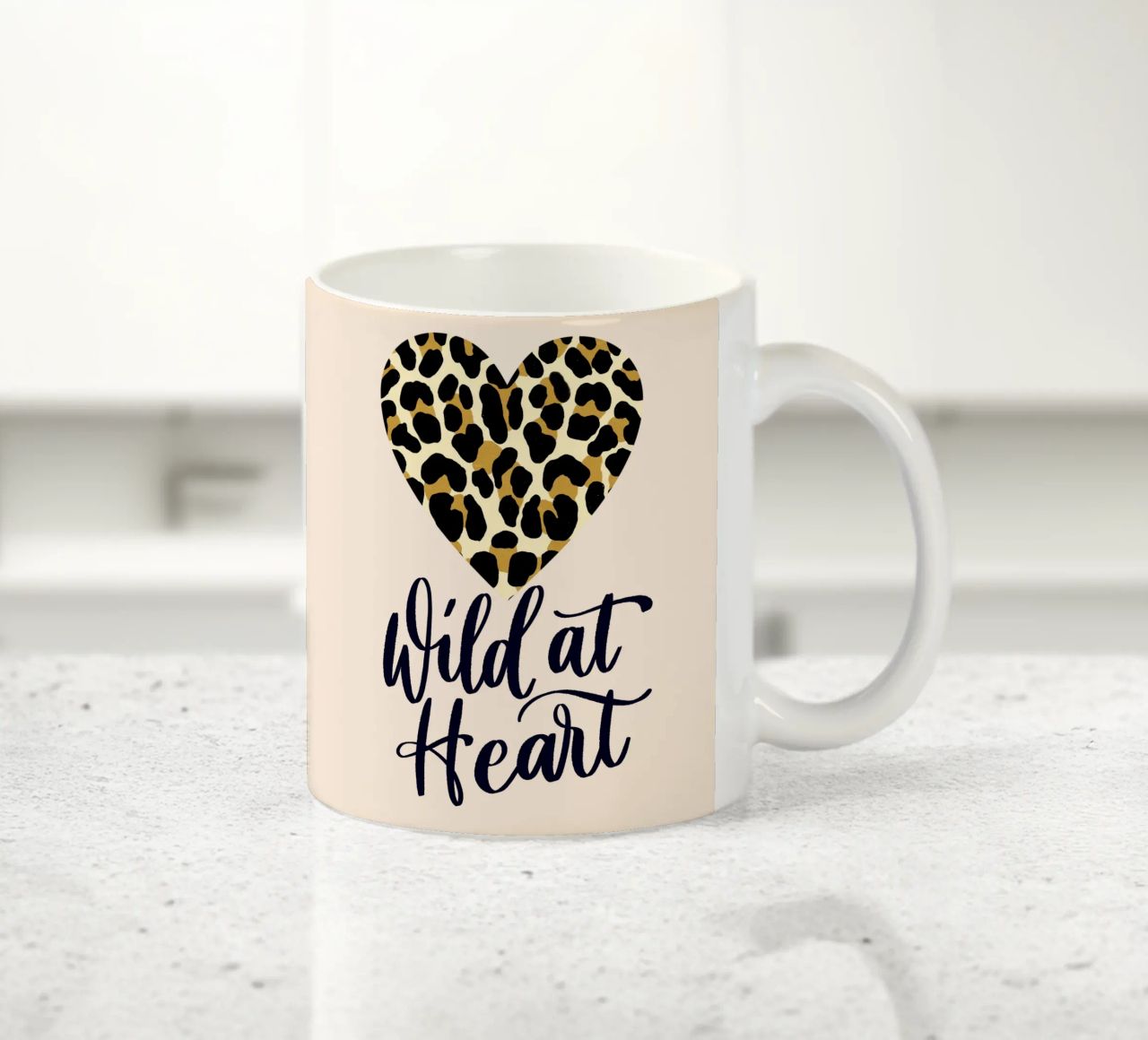 Wild van hart. Uitspraak met luipaardprint hart keramische mok van CalliLetters