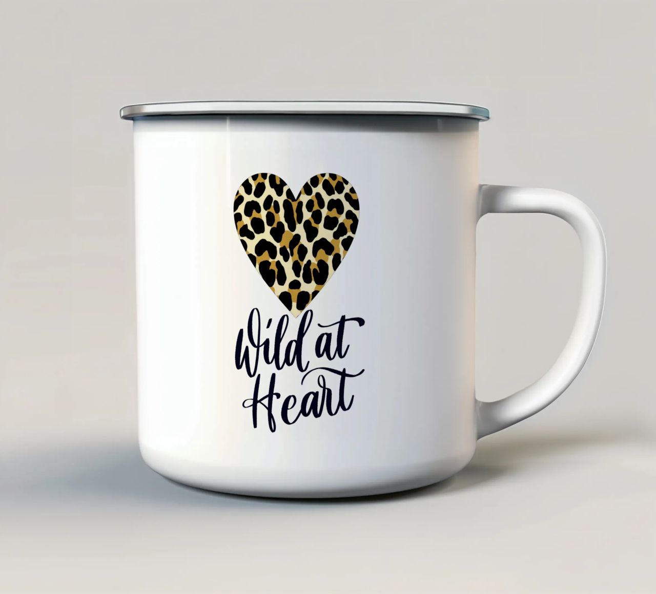 Wild van hart. Uitspraak met luipaardprint hart emaille mok van CalliLetters
