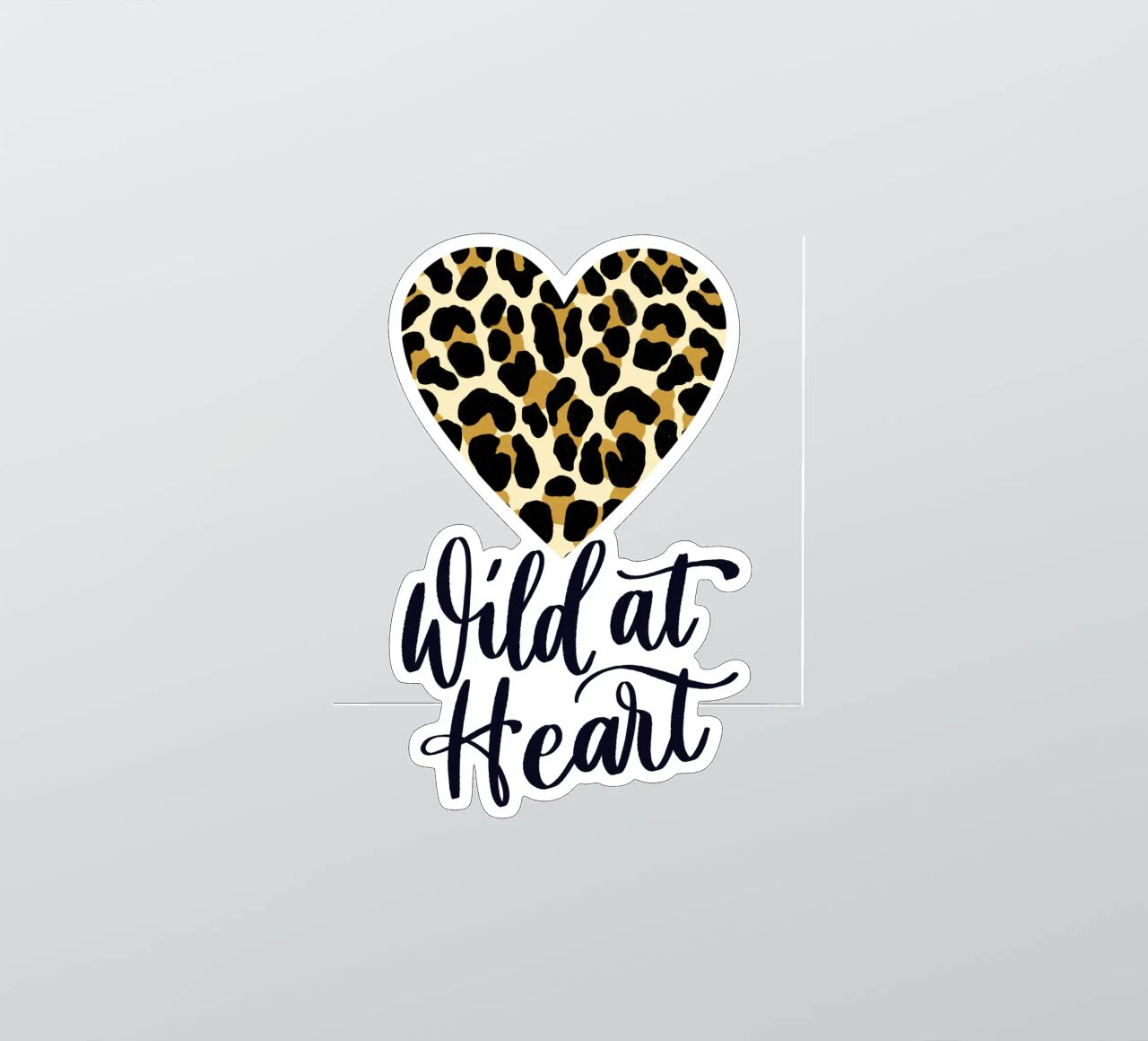 Wild at heart (sauvage au cœur). Slogan avec cœur à motif léopard autocollant de CalliLetters