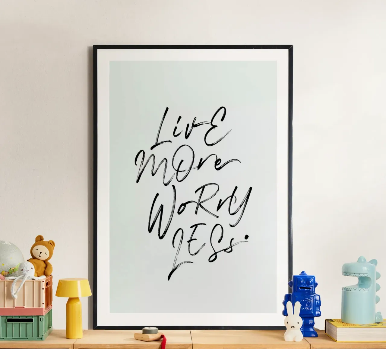 Live More Black and White poster con telaio in plastica da Honeymoon Hotel