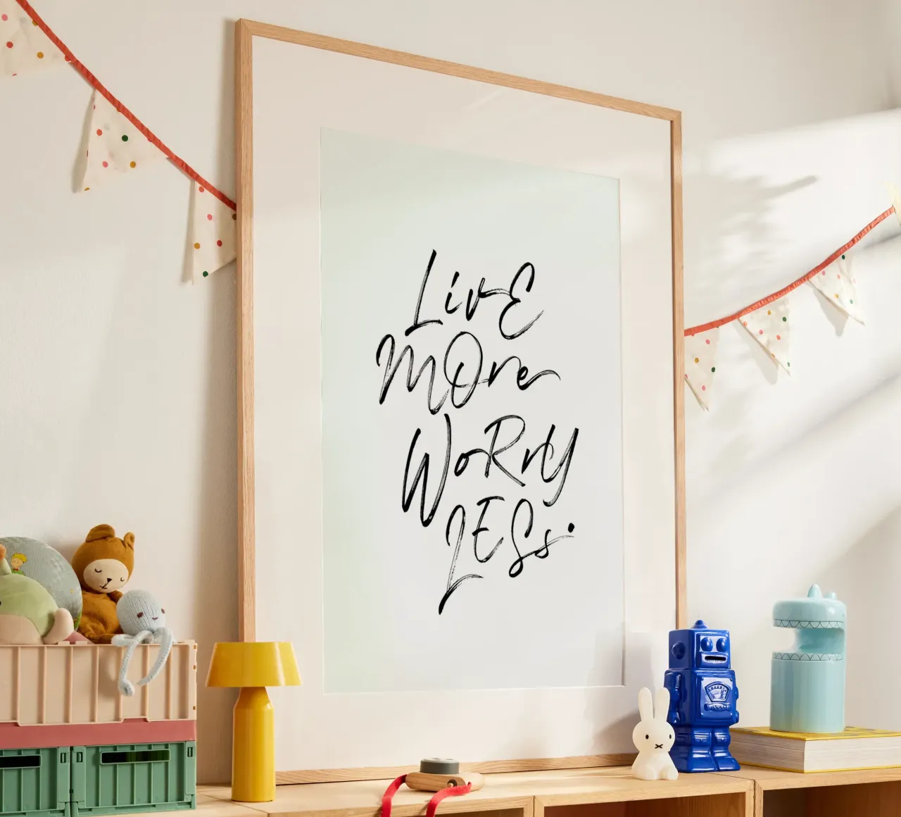 Live More Black and White poster con telaio in plastica da Honeymoon Hotel
