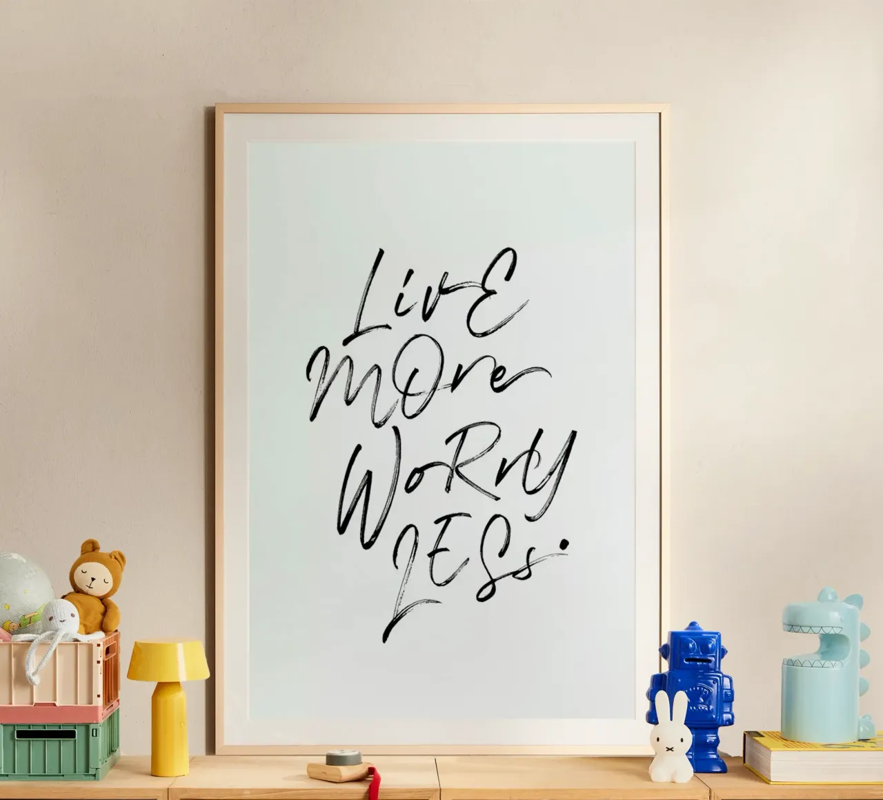 Live More Black and White poster con telaio in plastica da Honeymoon Hotel