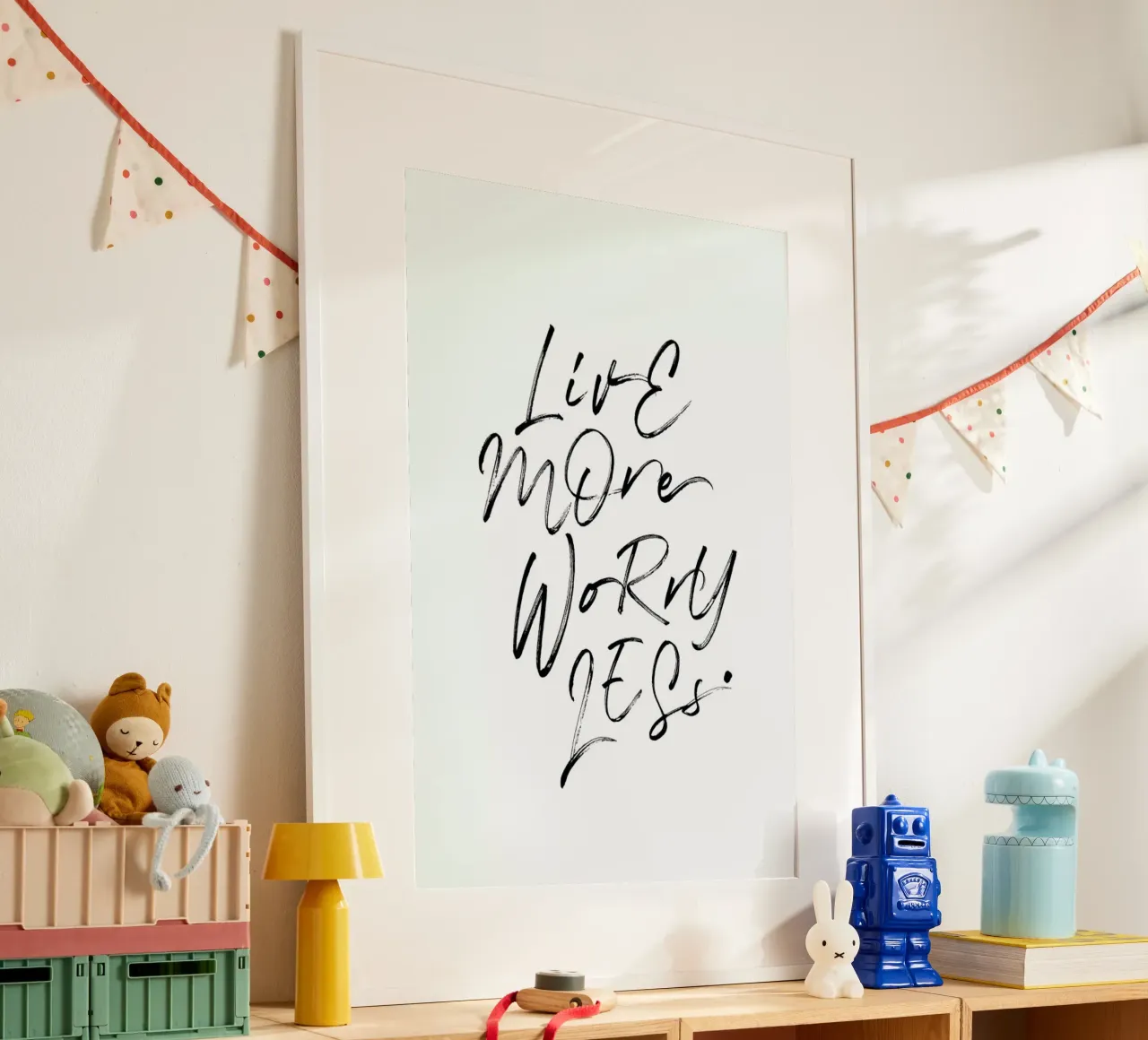 Live More Black and White poster con telaio in plastica da Honeymoon Hotel