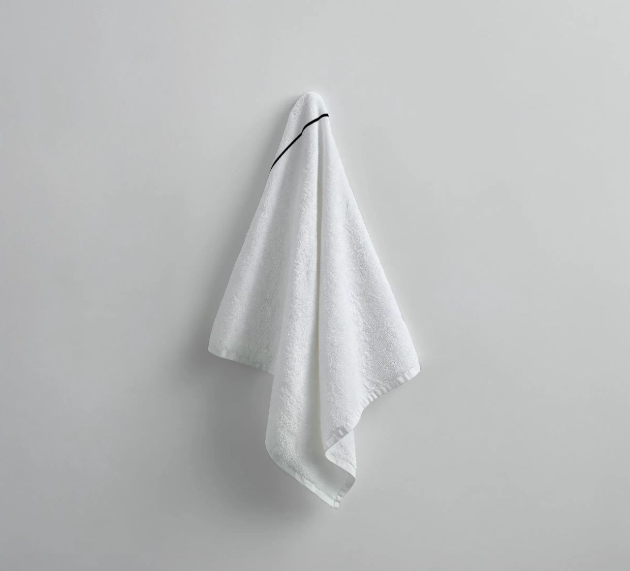 One Line Cat 0207 towel by Quibe