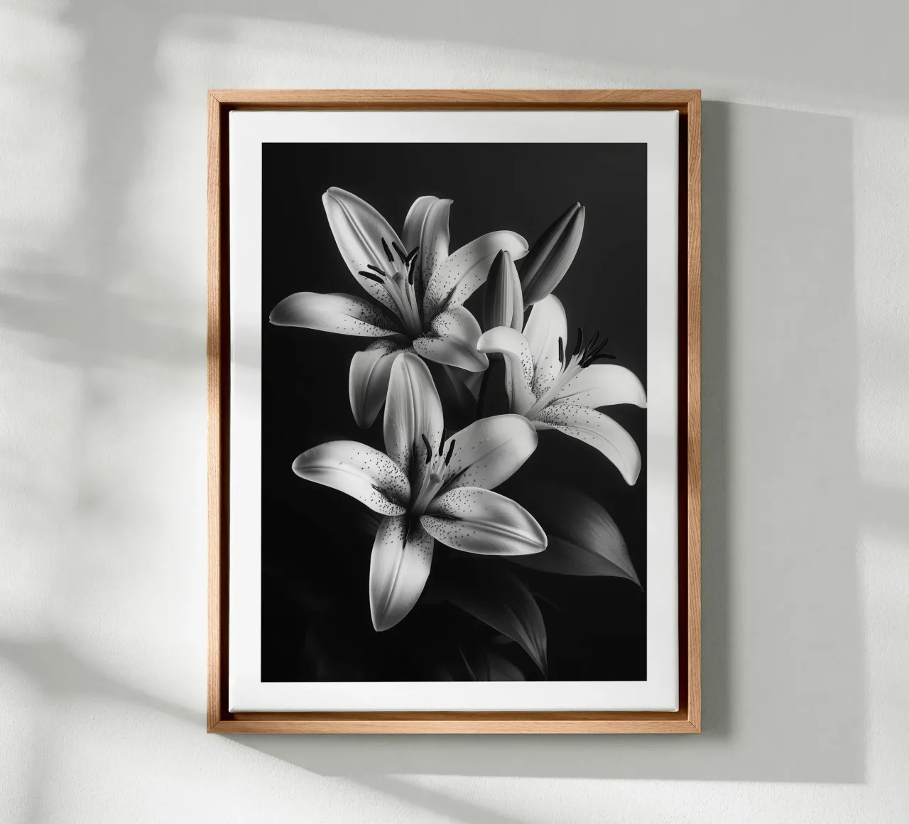 Gigli in bianco e nero tela con Cornice a cassetta da Flora & Horizon