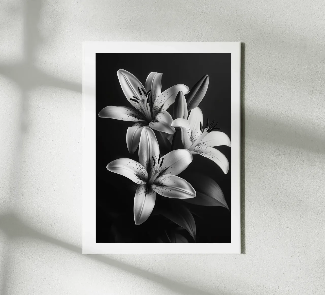 Gigli in bianco e nero tela con Cornice a cassetta da Flora & Horizon