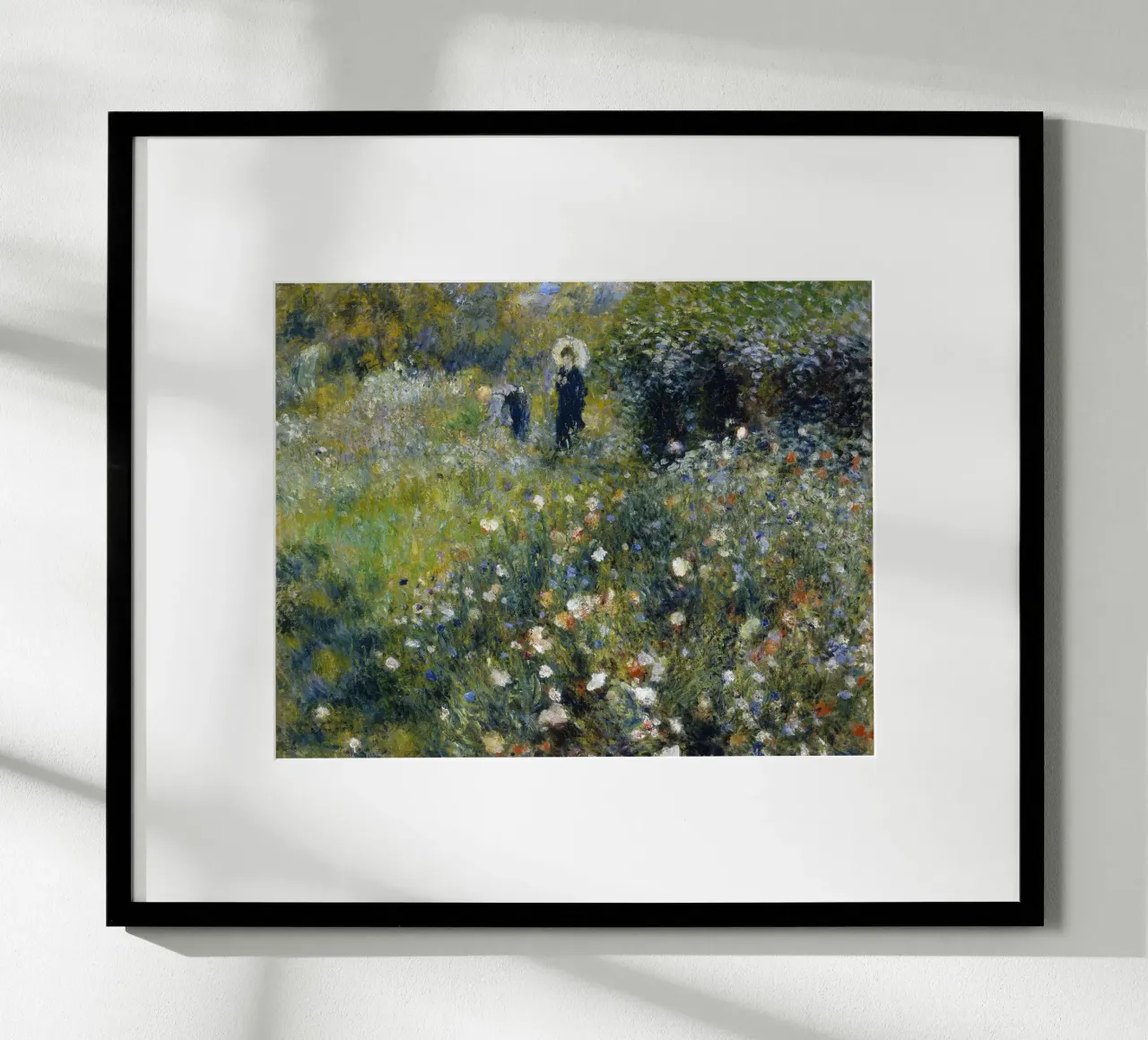 Auguste Renoir - Donna con ombrellone in giardino poster con telaio in legno da Timeless Artworks