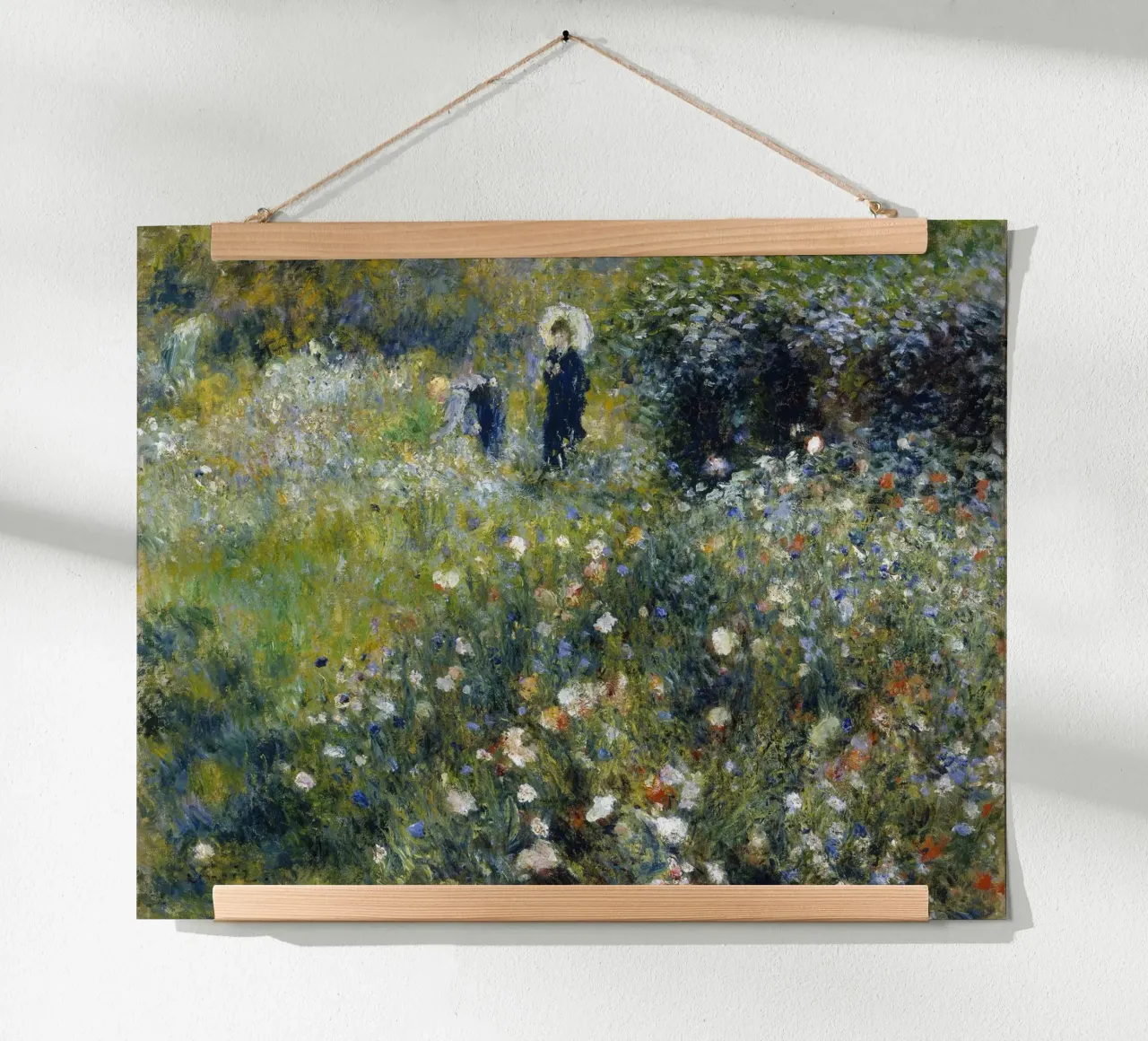 Auguste Renoir - Donna con ombrellone in giardino poster con telaio in legno da Timeless Artworks