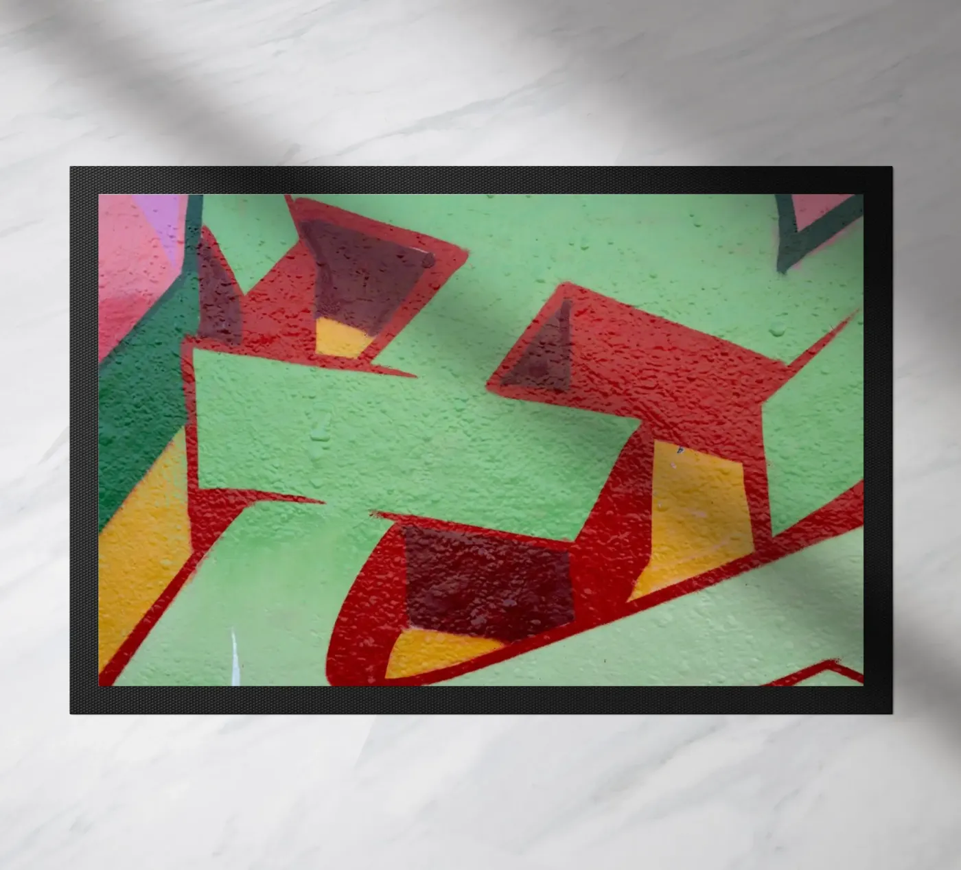 Graffiti E deurmat van Jonas Klein