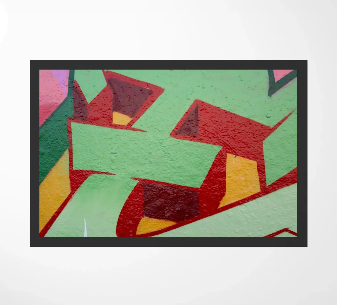 Graffiti E deurmat van Jonas Klein