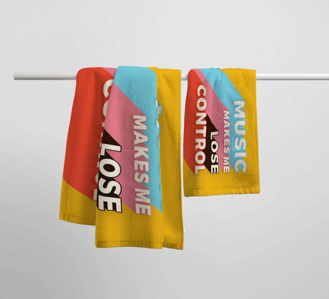 Music Makes Me Lose Control – Bold Retro Typography asciugamano da bagno da showmemars