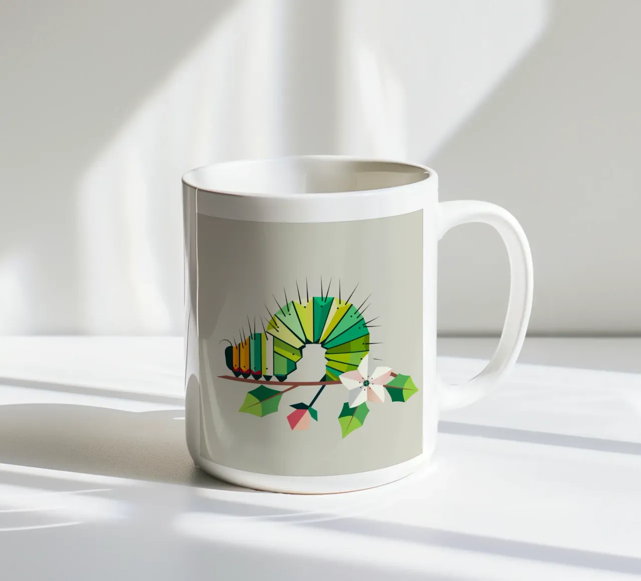 Bruco in una brillante tonalità di verde su un ramo di fiori tazza in ceramica da namosh