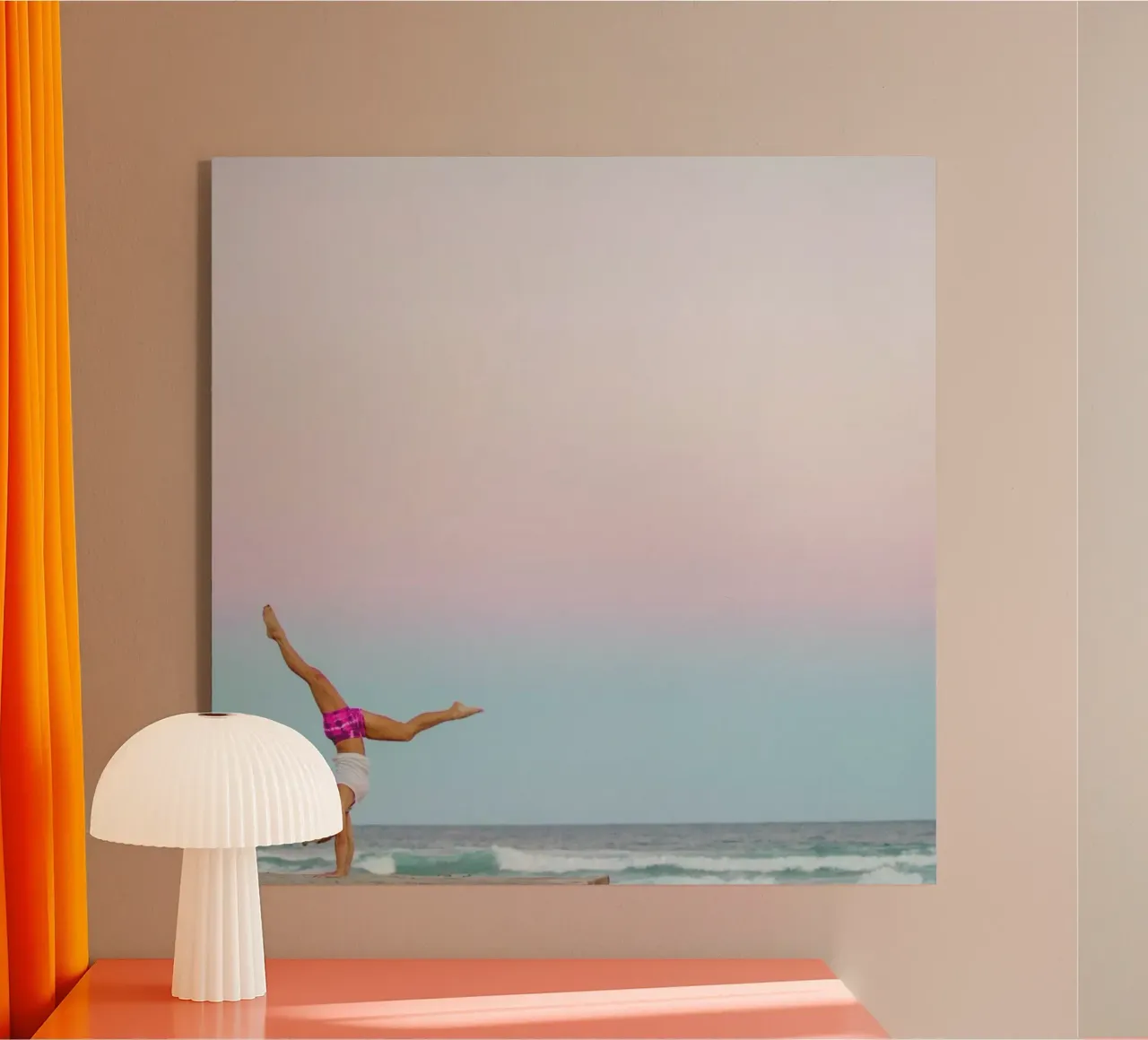 Beach Yoga plexiglass da Charlotte Curd