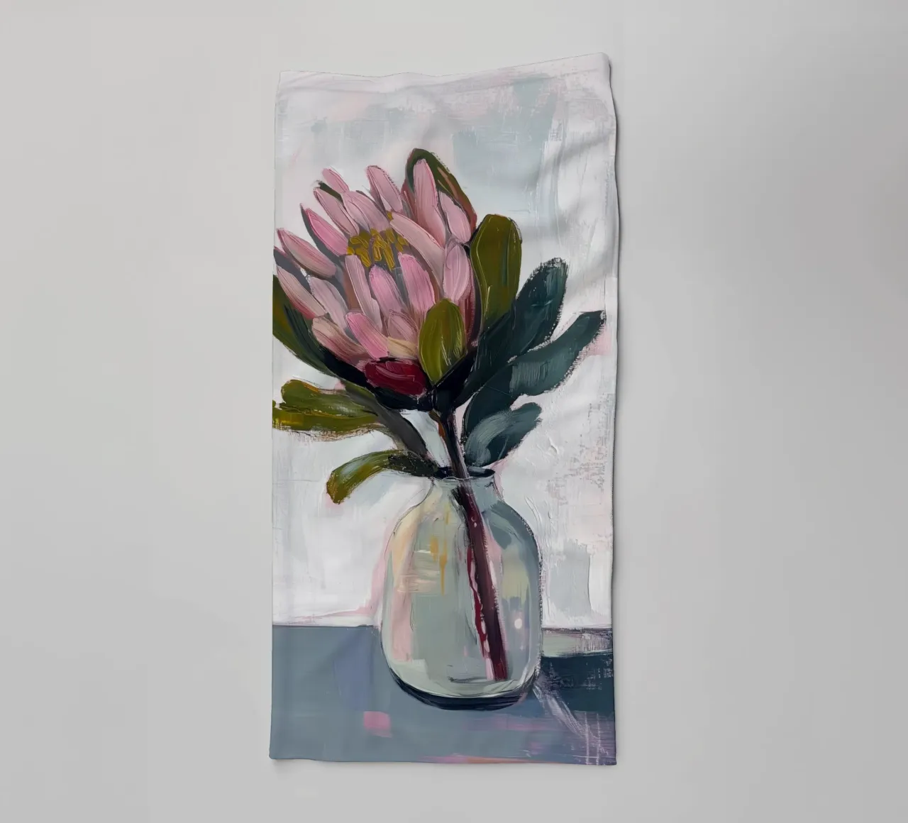 Protea rosa in vaso di vetro asciugamano da bagno da Melloi Art Print