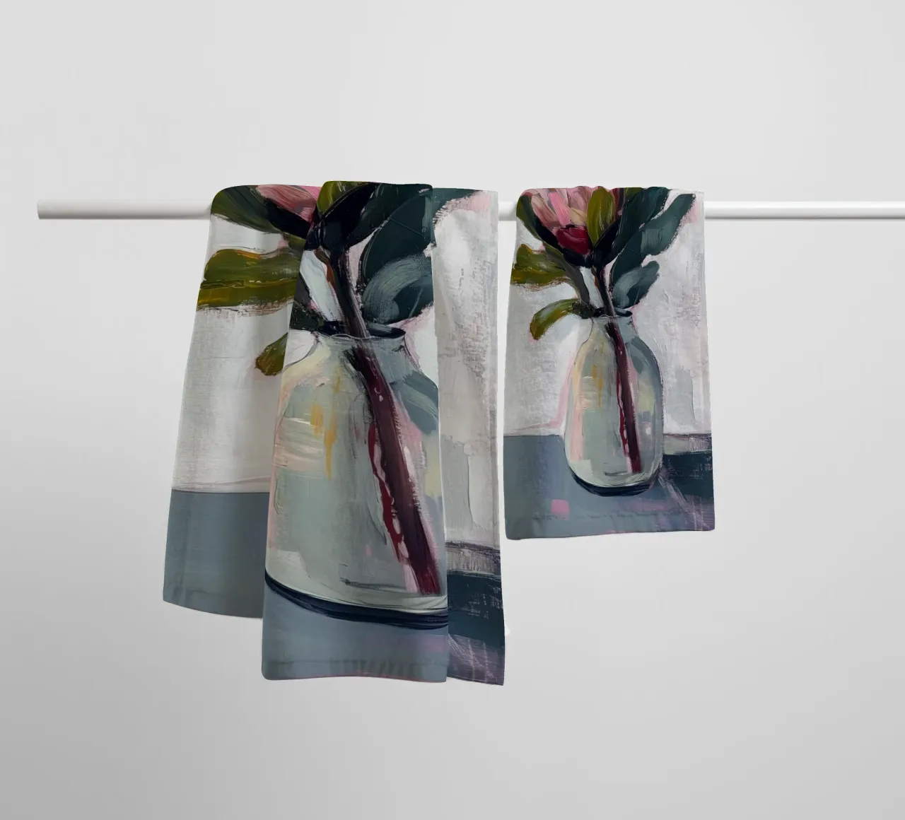 Protea rosa in vaso di vetro asciugamano da bagno da Melloi Art Print