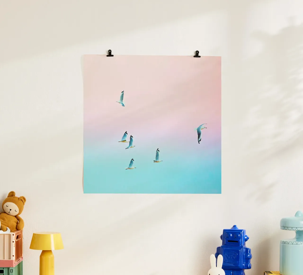 Pastgulls poster con telaio in alluminio da Charlotte Curd